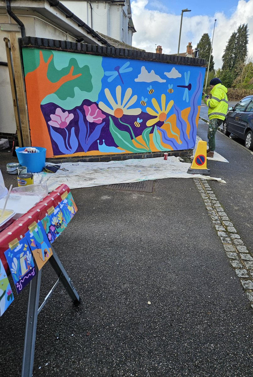 Wonderful to meet Lisa this morning and thank her for this extension to the Flower Lane mural (the background on all my calling cards). We even helped to protect drying paint from the wind and rain! It brings together our residents' love for active travel and nature. 🎨🖌️☔🌻🚲🍃