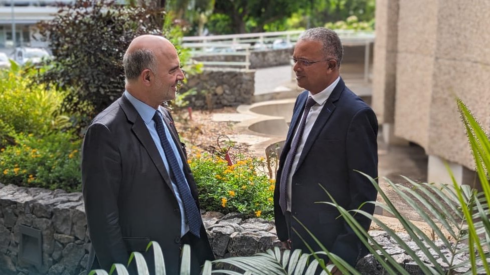 Courdescomptes's tweet photo. Mais aussi avec Jérôme Filippini, préfet de la Réunion, @CyrilleMelchior, président du @departement974, @ebareigts, maire de Saint-Denis de La Réunion, ainsi que le président de l’Association des maires du département de la Réunion Serge Hoareau. 5/5 https://t.co/JMGhiANMkx