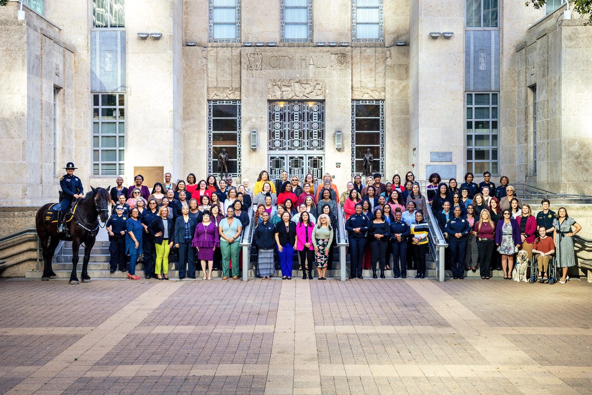 houstonpolice's tweet photo. Join us in celebrating the incredible women who continue to shape our city's future. From officers to leaders, your contributions are invaluable. Thank you for your dedication and resilience. 

Happy #WomensHistoryMonth! https://t.co/nG8Z2mxjoW