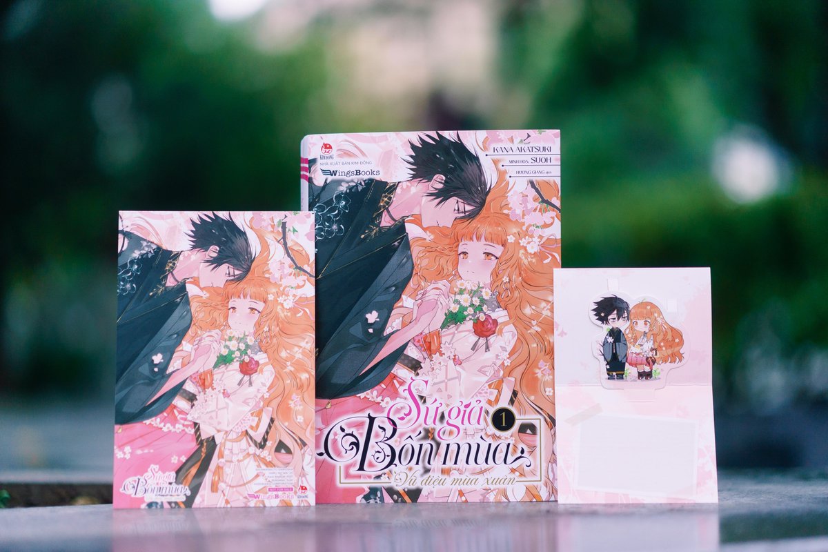 WingsBooksKD's tweet photo. Những hình ảnh đầu tiên của ấn phẩm Sứ giả bốn mùa - Vũ điệu mùa xuân - Quyển 1, đến từ tác giả Akatsuki Kana, nổi tiếng với bộ truyện Violet Evergarden.
Các bạn đừng quên sách sẽ được phát hành chính thức từ thứ Sáu, ngày 5.4.2024 nhé. 
#春夏秋冬代行者 https://t.co/sSWylhCN31
