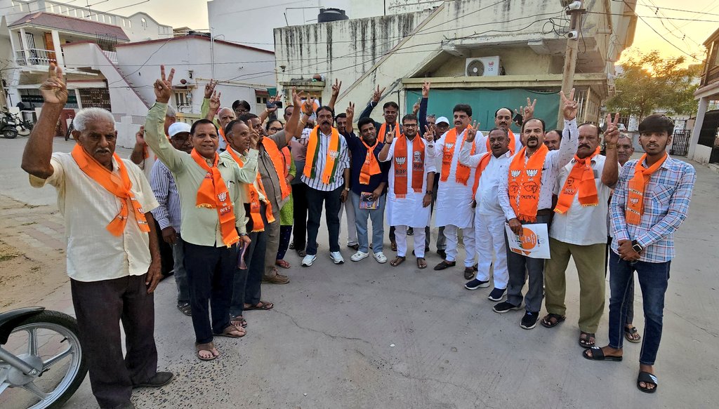 DrRutvij's tweet photo. આગામી લોકસભા ચૂંટણી પ્રચારમાં રાજ્યની જનતા જનાર્દન અને કલોલના નાગરિકો જે ઉત્સાહપૂર્વક સમર્થન આપી રહ્યા છે, તેને જોતા વિશ્વાસ વધુ દૃઢ બને છે કે "અબ કી બાર 400" પારનો આંકડો નિશ્ચિતપણે પાર થશે. https://t.co/k7FpgPJCvE