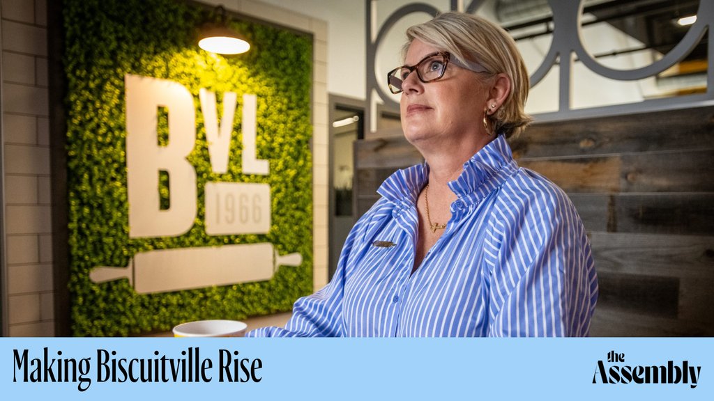 NEW from @‌claire_cusick: CEO Kathie Niven brings outsider energy to Biscuitville, a beloved family-owned company that has roots in North Carolina. Under Niven’s leadership, Biscuitville has grown to 80 locations and is still adding more. theassemblync.com/culture/food/b…