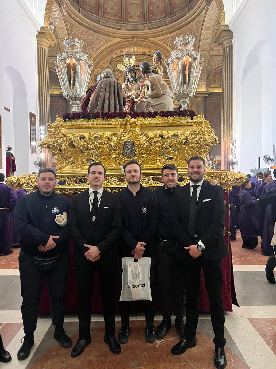 alvaritomfs's tweet photo. 💜Mi gente. Mi Jueves Santo. 

Entre tantas tinieblas y desvergüenzas que pudren lo (poco) que queda de nuestra Semana Santa, siempre nos quedarán los amigos. Sigue mereciendo la pena. https://t.co/VkdKskrwE1