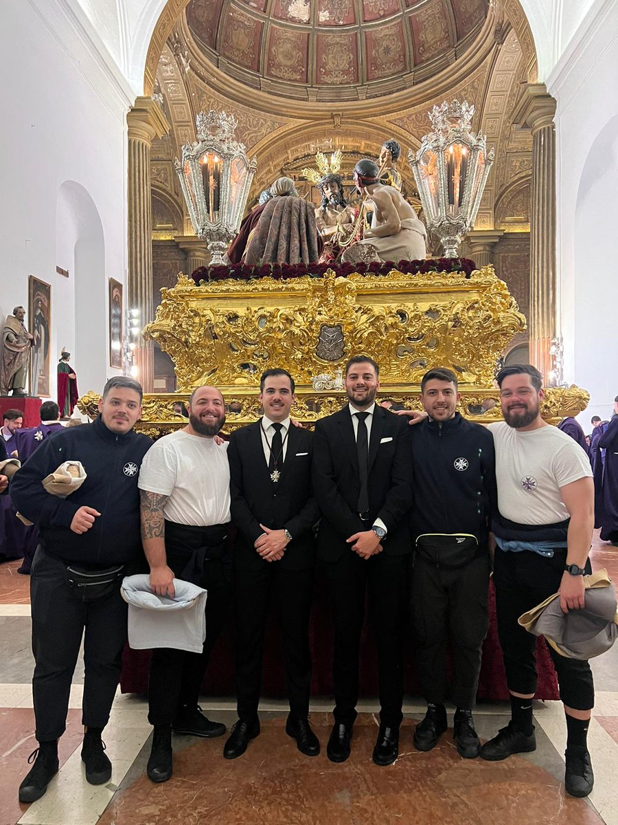 alvaritomfs's tweet photo. 💜Mi gente. Mi Jueves Santo. 

Entre tantas tinieblas y desvergüenzas que pudren lo (poco) que queda de nuestra Semana Santa, siempre nos quedarán los amigos. Sigue mereciendo la pena. https://t.co/VkdKskrwE1