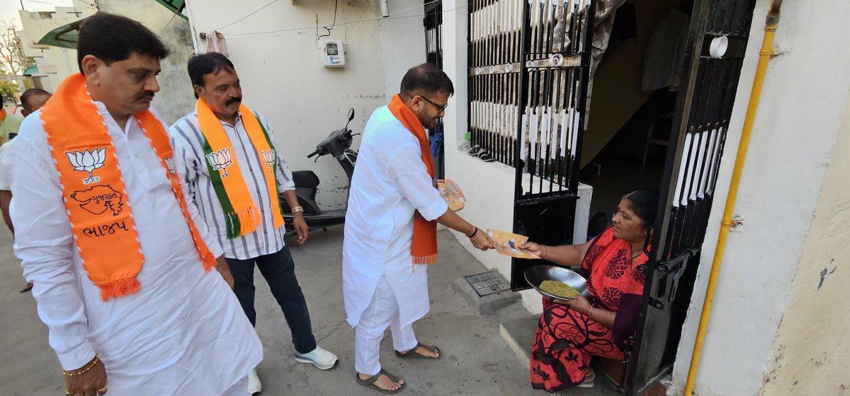 DrRutvij's tweet photo. આગામી લોકસભા ચૂંટણી પ્રચારમાં રાજ્યની જનતા જનાર્દન અને કલોલના નાગરિકો જે ઉત્સાહપૂર્વક સમર્થન આપી રહ્યા છે, તેને જોતા વિશ્વાસ વધુ દૃઢ બને છે કે "અબ કી બાર 400" પારનો આંકડો નિશ્ચિતપણે પાર થશે. https://t.co/k7FpgPJCvE
