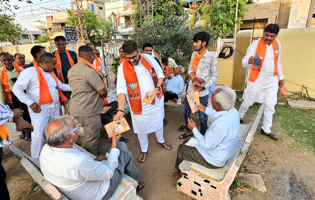 DrRutvij's tweet photo. નવભારત નિર્માણના સંકલ્પને સાર્થક કરવા નિરંતર પ્રયાસરત એવા આપણા યશસ્વી કેન્દ્રીય ગૃહ અને સહકાર મંત્રી તેમજ ગાંધીનગર લોકસભાના લોકપ્રિય ઉમેદવાર આદરણીય શ્રી @AmitShah સાહેબના મતવિસ્તારમાં સમાવિષ્ટ કલોલ શહેરમાં "ડોર-ટુ-ડોર" પ્રચાર અન્વયે ઘરે-ઘરે જઈ નાગરિકોને ભાજપની નીતિ, નિયત અને નેતૃત્વ સાથે આપણાં ભાજપ ઉમેદવાર શ્રી અમિતભાઈ શાહ સાહેબની પરિચય પત્રિકા આપી પોતાના મતાધિકાર દ્વારા ફરી એક વખત દેશભરમાં કેસરિયો લહેરાવવા અંગે અપીલ કરી.

#AbkiBaar400Paar
#PhirEkBaarModiSarkar