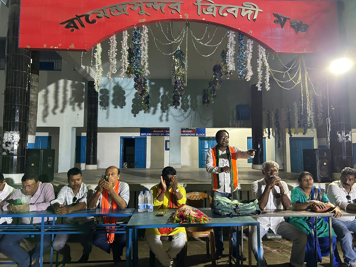BJP4Jangipurbjp's tweet photo. নবগ্রাম বিধানসভার ৪ নং মণ্ডলের গোয়াল জনে প্রবাস বৈঠকে জঙ্গিপুর লোকসভার বিজেপি প্রার্থী মাননীয় শ্রী ধনঞ্জয় ঘোষ।
#Vote4BJP 
@BJP4Bengal https://t.co/C8WBtI7zva
