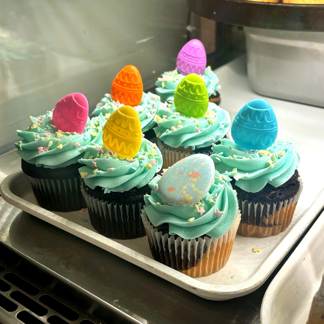 We've prepared Easter cupcakes and cookie coloring/decorating activities for a weekend filled with fun! ⤵️🐰 

#Easter #weekend #Easterbasket #egghunt #familygathering #coloractivities #cupcakes #painting #cookies #kidsactivity