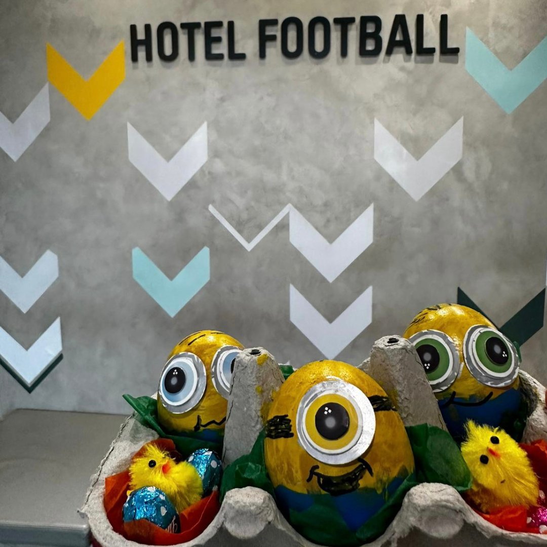 Who's visiting us this #EasterWeekend?🙋‍♀️ Make sure you stop by our front desk to try your luck with our guessing game😆 We also have some paper activities for the kids joining us, just ask our reception team✏️ See you there!🐣 #hotelfootball #easter #oldtrafford #manchester