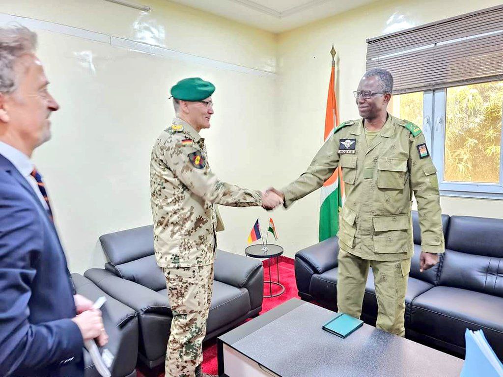 RealWarNews's tweet photo. Niger aims to bolster security and defense ties with Western nations following meetings with German and Italian reps in Niamey. A recent gathering between a senior Nigerien military commander and the US ambassador discussed US withdrawal and cooperation aspects. 🇳🇪🤝🌍 https://t.co/sNTO93Xi7T