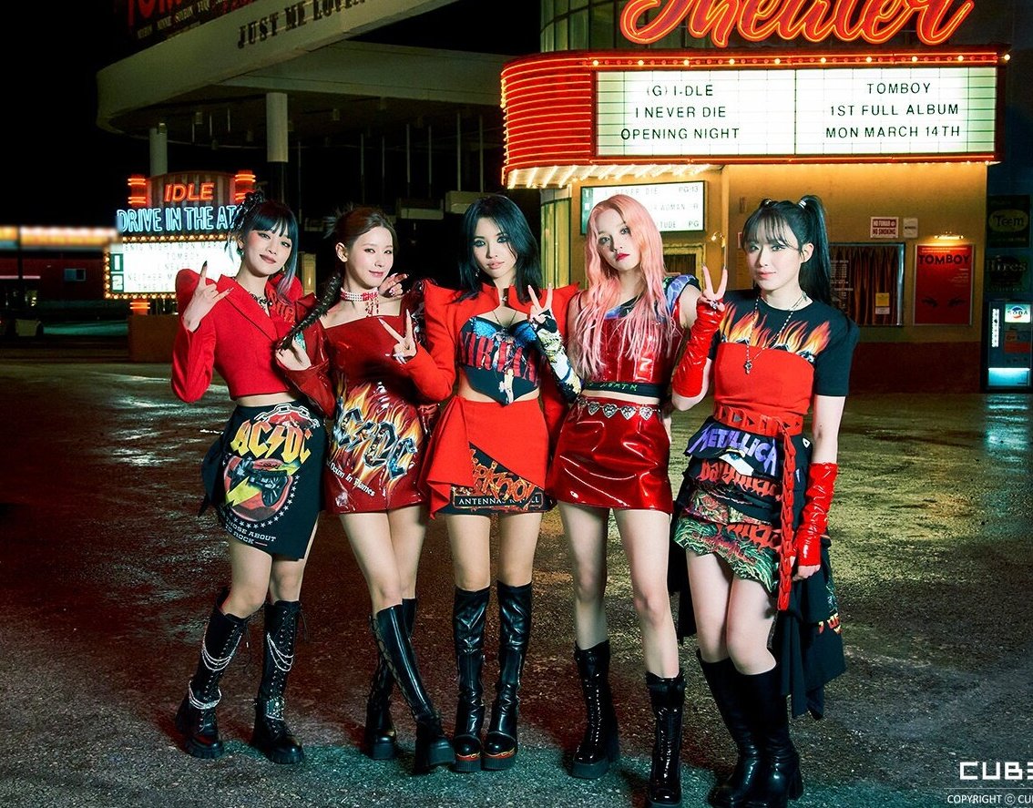 IVEUpdates_'s tweet photo. 💿Best selling albums by Korean Female artists worldwide in 2023 (via. IFPI) :

🥇IVE 'I've MINE' — 2.2M 👑
🥈aespa 'MY WORLD' — 2.1M
🥉(G)I-DLE 'I feel' — 2.0M
#4 IVE 'I've IVE' — 1.7M🔥
#5 aespa 'Drama' — 1.5M

#아이브 #IVE https://t.co/vMz17lm51p