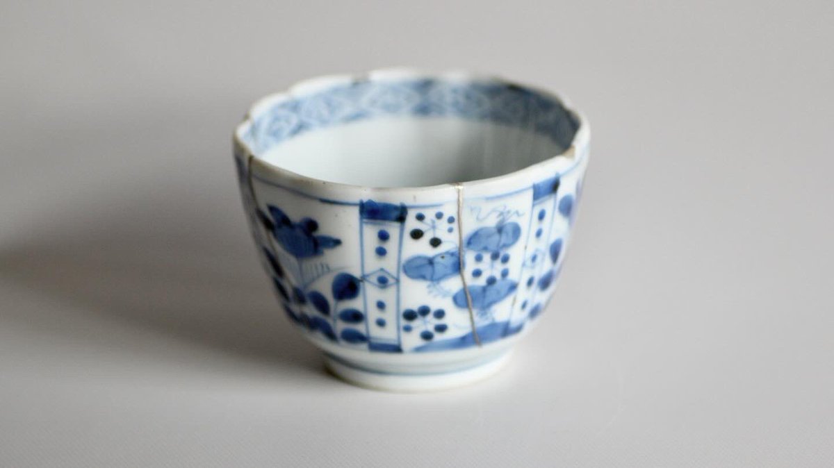 crafyamadori's tweet photo. 古伊万里向付　ニュウと欠けの修理です
錫蒔きをしています
ニュウは地までのひび割れではなかったので、生漆を含浸した後、釉薬の上に地の粉で下地を作り、見込み近くまで伸びた三本が儚げな印象になるよう線のボリューム調整は繊細に進めました。
#古伊万里
#金継ぎ
#漆 
#kintsugi #kintsugirepair https://t.co/p4VcrBcgGA