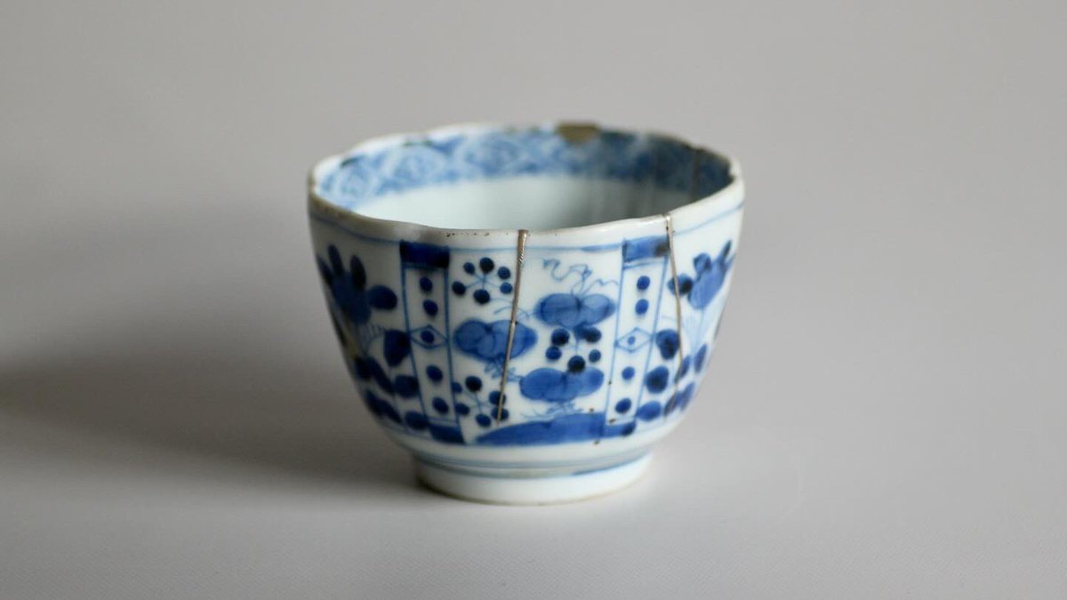 crafyamadori's tweet photo. 古伊万里向付　ニュウと欠けの修理です
錫蒔きをしています
ニュウは地までのひび割れではなかったので、生漆を含浸した後、釉薬の上に地の粉で下地を作り、見込み近くまで伸びた三本が儚げな印象になるよう線のボリューム調整は繊細に進めました。
#古伊万里
#金継ぎ
#漆 
#kintsugi #kintsugirepair https://t.co/p4VcrBcgGA