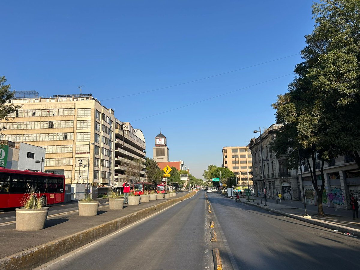 El_Universal_Mx's tweet photo. Así luce la capital del país este Viernes Santo, con poca afluencia vehicular y poca gente.
Fotos @HalconOnce I EL UNIVERSAL https://t.co/bVygSknv5o