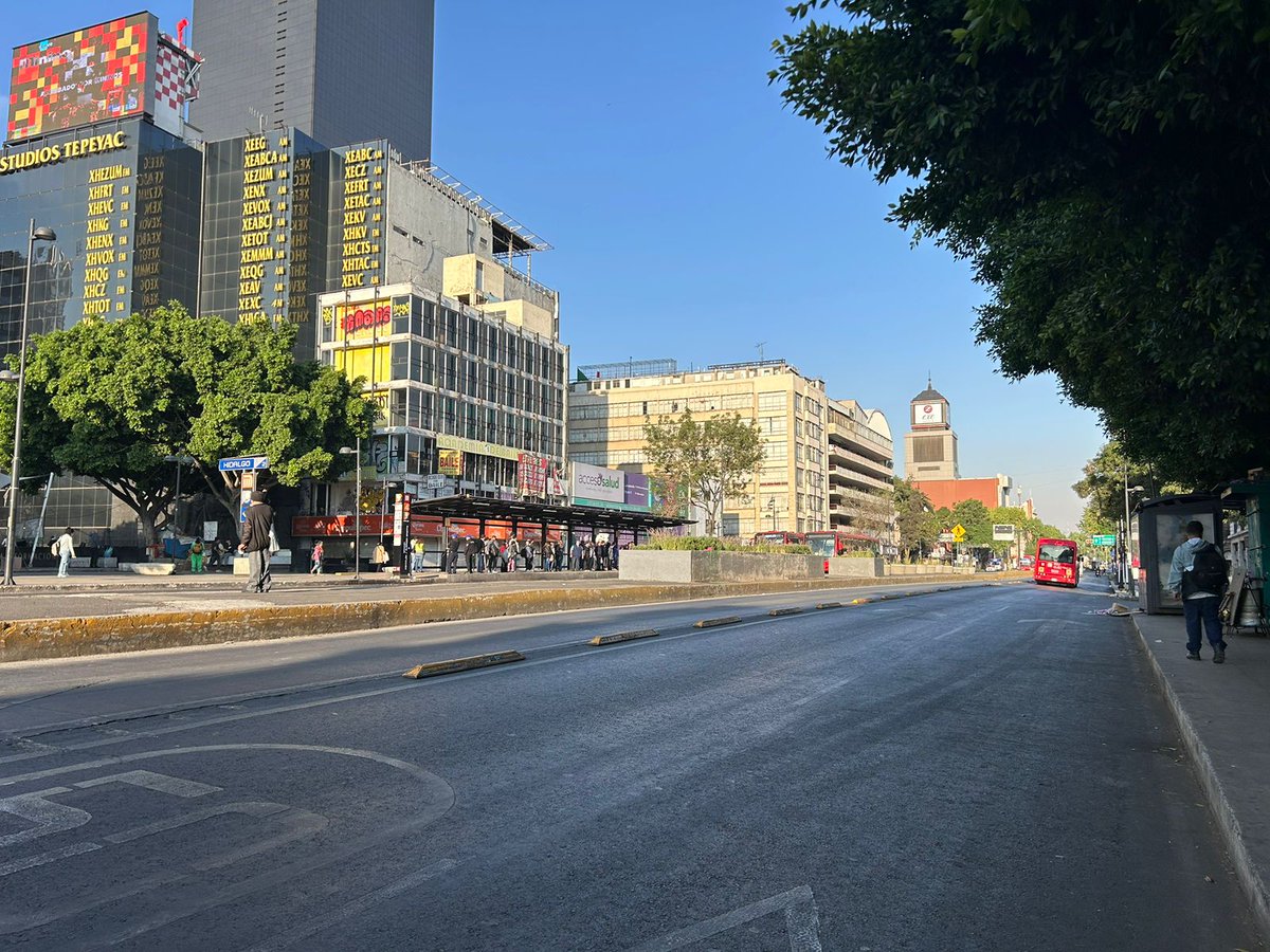 El_Universal_Mx's tweet photo. Así luce la capital del país este Viernes Santo, con poca afluencia vehicular y poca gente.
Fotos @HalconOnce I EL UNIVERSAL https://t.co/bVygSknv5o