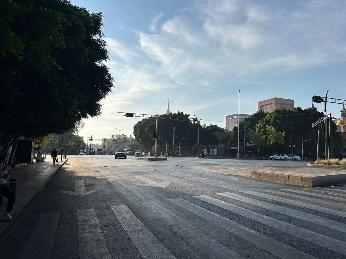 El_Universal_Mx's tweet photo. Así luce la capital del país este Viernes Santo, con poca afluencia vehicular y poca gente.
Fotos @HalconOnce I EL UNIVERSAL https://t.co/bVygSknv5o