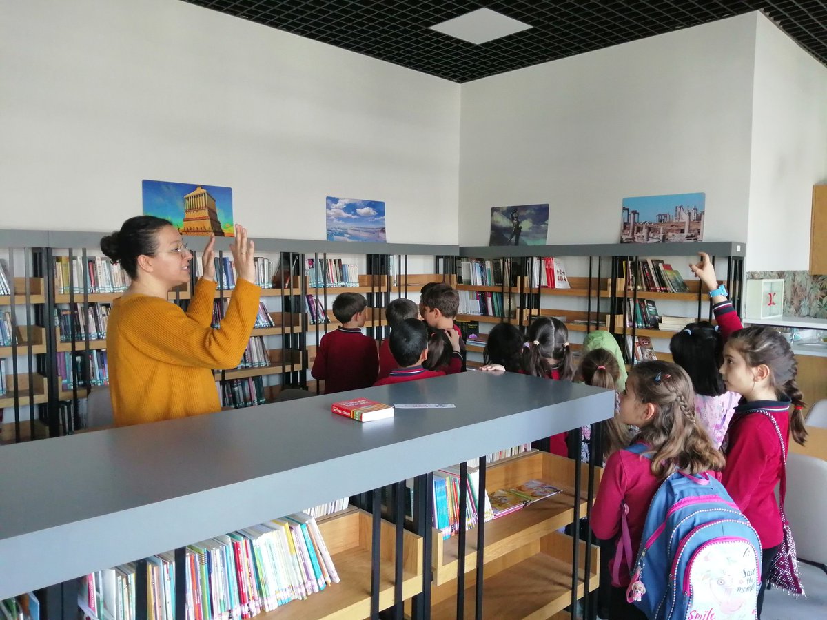 HkankuralHatice's tweet photo. Kütüphaneler Haftası kapsamında 3-B sınıfı olarak Kale Halk Kütüphanesine gittik ve çocuklarımızı kitaplarla buluşturduk. Geleceğimiz kitaplarla aydınlanacak... https://t.co/tDVAOZ3ZLD