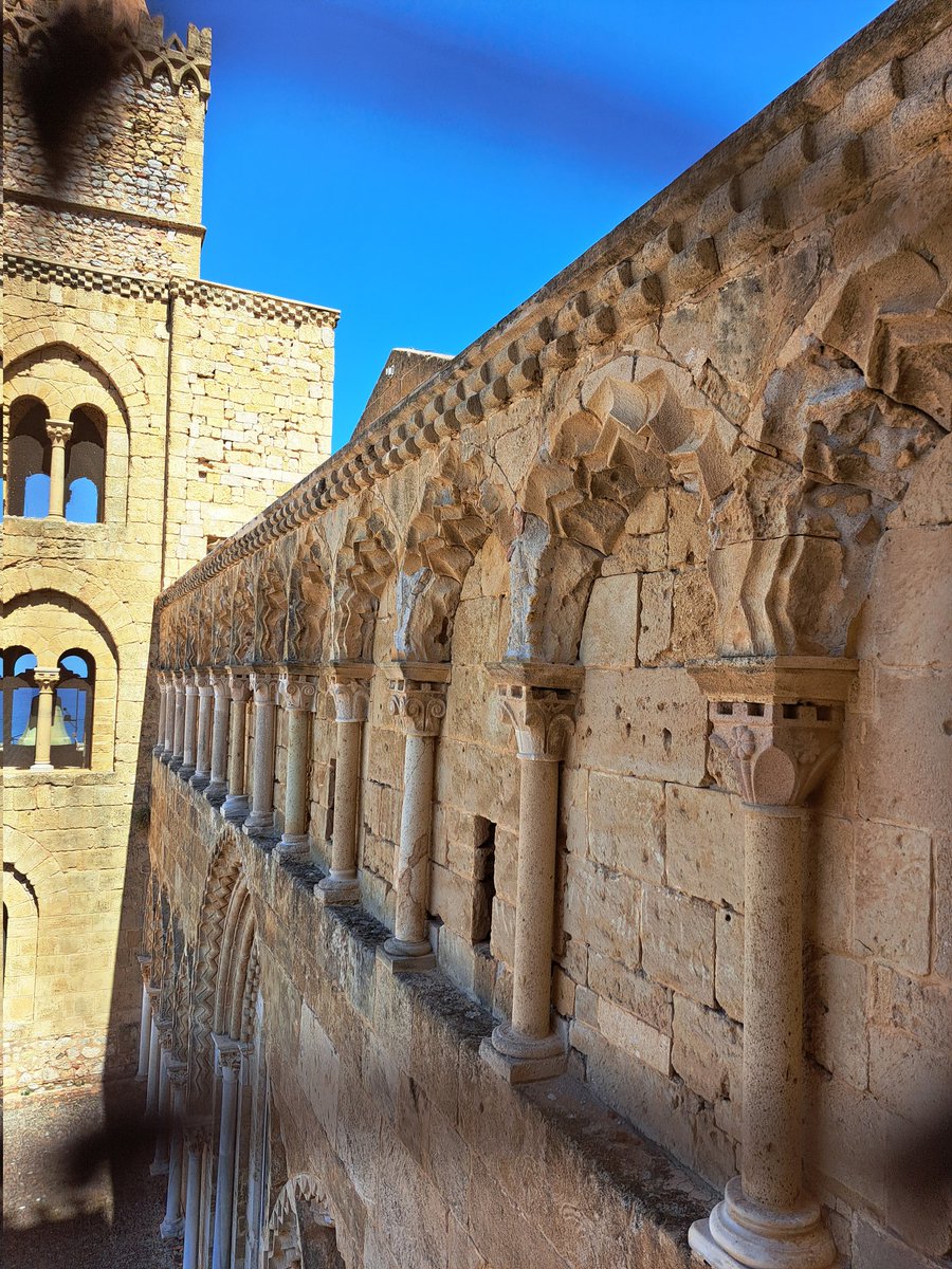ThsMorel's tweet photo. Voulant imiter les grandes basiliques du Nord, Roger II de Sicile fit élever à Cefalù une cathédrale, fabriquant un évêché de toute pièce, où il pensait établir sa nécropole. Entre 1131 et 1148, les artistes de Byzance réalisèrent la mosaïque du Pantocrator (ici avec la bonne 📸) https://t.co/xD4Tj4gwIR
