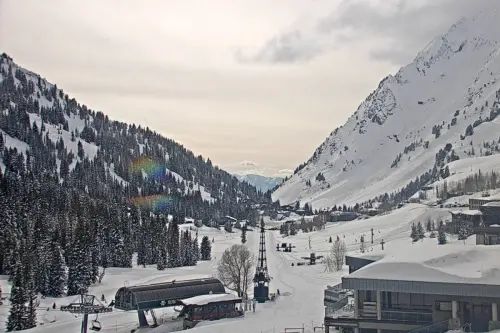 Photojournalist Documents The Middle Of A Heavy Storm Cycle At Utah Ski Area buff.ly/3PCxmET