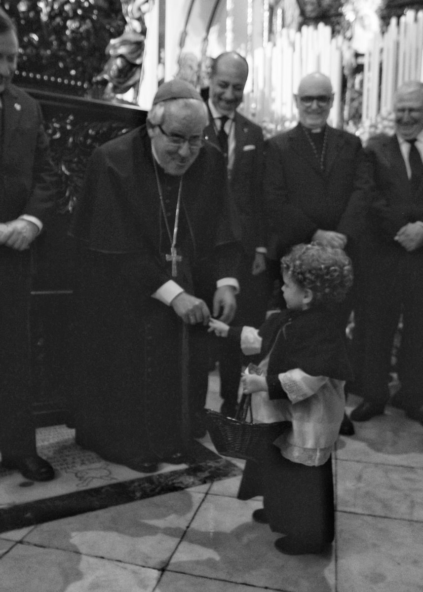 ArzobispoSaiz's tweet photo. En la visita a la Hermandad de la Carretería, @HdadCarreteria, el pequeño cofrade Luis, de 2 años, al acabar la oración, se arranca espontáneamente y me entrega un caramelo. Momentos entrañables e inolvidables https://t.co/PnqAsHSJmW