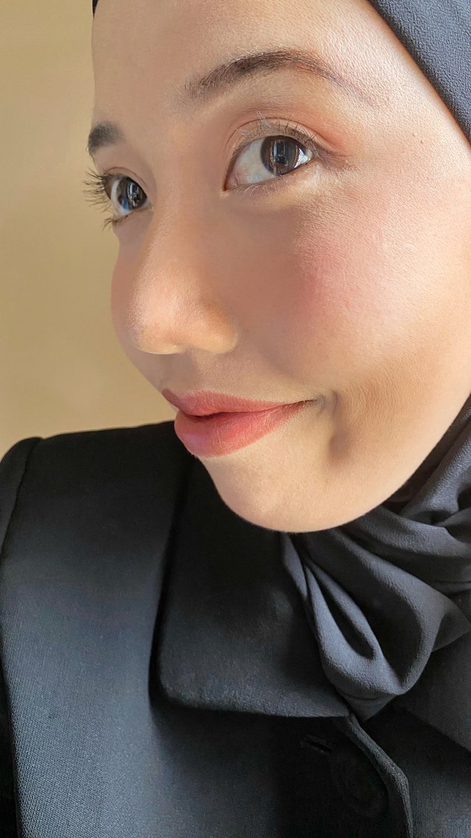 MAKE UP STUNNING BUAT BUKBER?

Buat acara bukber nih aku gasuka make up yg terlalu bold tapi gamau yg terlalu simple juga.
Nah biasanya aku akan pake eyelook simple (tanpa soft lens krn puasa) dan pake lippies bold dg warna kalem juga.

#MadomReview
#racuninmakeup
#OMGNeverFade