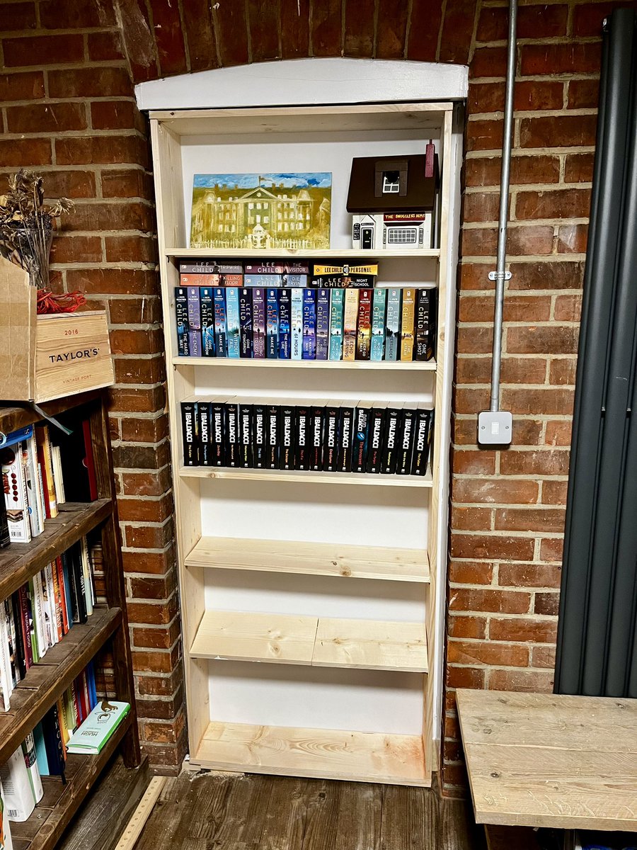CoolUpcycled's tweet photo. Bookcase hidden door. The inner kid in me has always wanted to make one of these. #bookcase #murphydoor #hiddenroom #door https://t.co/ljNkSHYdXS https://t.co/9ugrxKAT7A