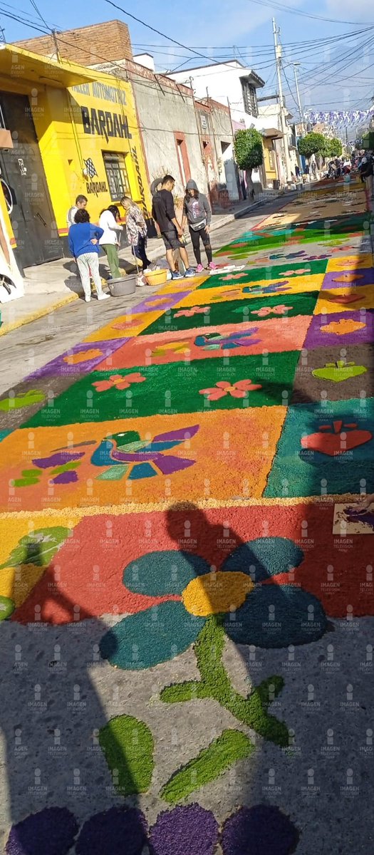 JCarlos_Valerio's tweet image. Colocan #alfombras de aserrín en calles de #Atlixco, donde pasará la Procesión de los Engrillados. 

#Puebla 

Vía: @ferbravo_s