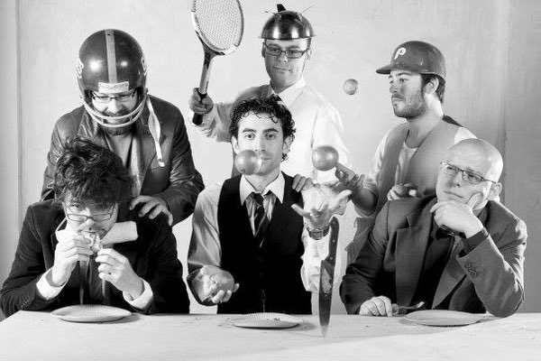 ¿Alguien se acuerda de estos jovenzuelos? 🧐

Hasta a nosotros nos cuesta recordar qué año era exactamente cuando posábamos así de lozanos para nuestra maqueta «Cocina para alérgicos» 🍳🥘

🗓️ Muchos años y muchas canciones después volvemos por aquí…