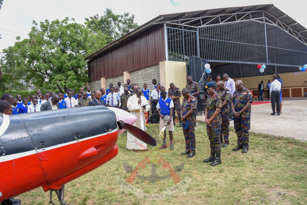 Base Commander Moi Air Base (MAB), Brigadier Samwel Kipkorir, led a delegation of Kenya Air Force Personnel in a ceremony to donate a Bulldog aircraft to Moi Forces Academy, Nairobi.bit.ly/4aze9f4