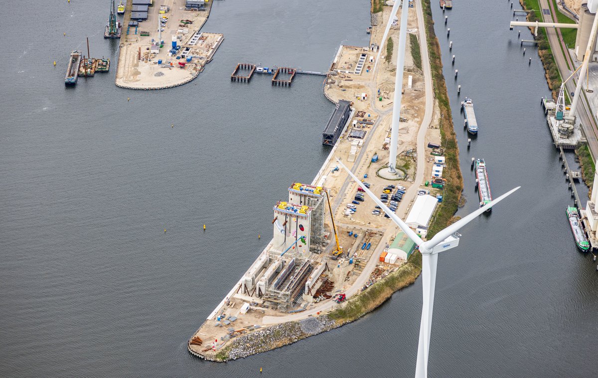 De hijsoperatie die komend weekend op de planning staat om de pijlers van #ZoutdamIJmuiden op hun plaats te zetten is groots 🏗️De werkzaamheden zijn live te volgen via twee webcams 👉tinyurl.com/4z3p99p2. Meer weten over de zoutdam en de werkzaamheden?👇