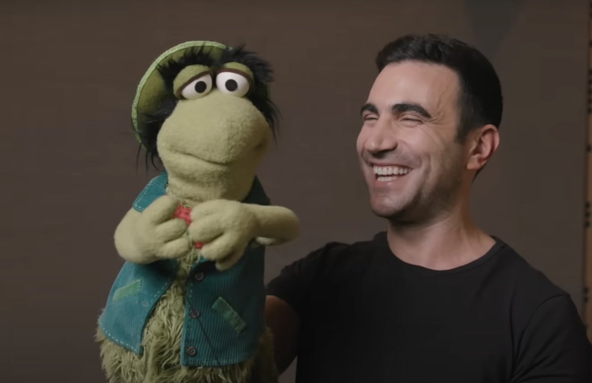 teelkay72's tweet image. This man looks so happy! I love that Brett Goldstein's fame has brought him the chance for amazing opportunities and he's using it to fulfill these wholesome and lifelong dreams! How can you not feel good inside seeing this! #FraggleRock