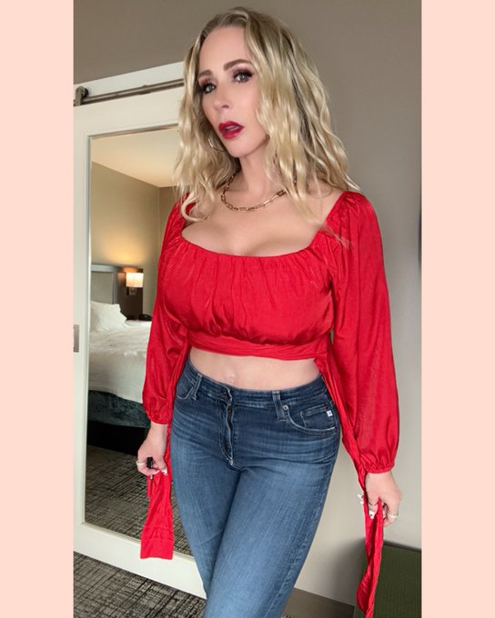 Here&rsquo;s a small treat for Easter! 💋  #taragenx #fridaymorning #tgif #gntm #NRLBroncosCowboys #cougardating<a href="/tag/taragenx"class="tags">#taragenx</a><a href="/tag/tgif"class="tags"><span>#tgif</span></a><a href="/tag/gntm"class="tags"><span>#gntm</span></a><a href="/tag/fridaymorning"class="tags"><span>#fridaymorning</span></a><a href="/tag/cougardating"class="tags"><span>#cougardating</span></a><a href="/tag/fyp"class="tags"><span>#fyp</span></a>