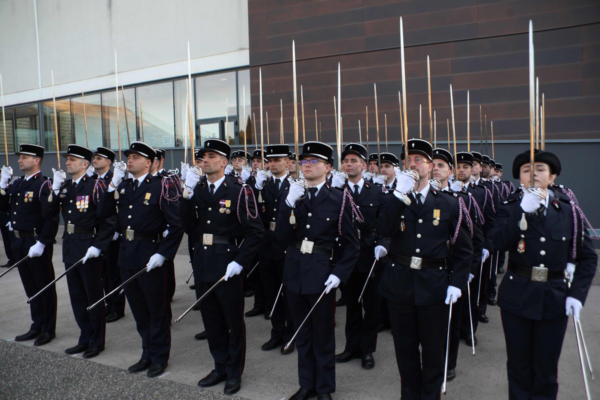 ENSOSP's tweet photo. ⚔ Cérémonie de remise de sabres de la 𝐅𝐢𝐥𝐭 𝟏𝟎𝟗  ce jeudi soir en présence de l'adjudante Françoise Mabille, 1ère femme à avoir intégrer le corps des sapeurs-pompiers en 1974.
➡️ S'appuyer sur les combats de nos ainés et mesurer le chemin parcouru pour préparer l'avenir https://t.co/kcfu6WbNRm