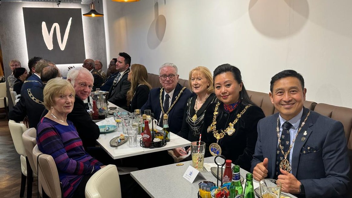 Thanks to all who joined the Mayor's charity Sunday roast fundraiser last weekend at the Walnuts Café in Locksbottom. A great meal raising important funds for the Mayor's chosen charities Find more about the charities at bromley.gov.uk/Mayor #ProudOfBromley