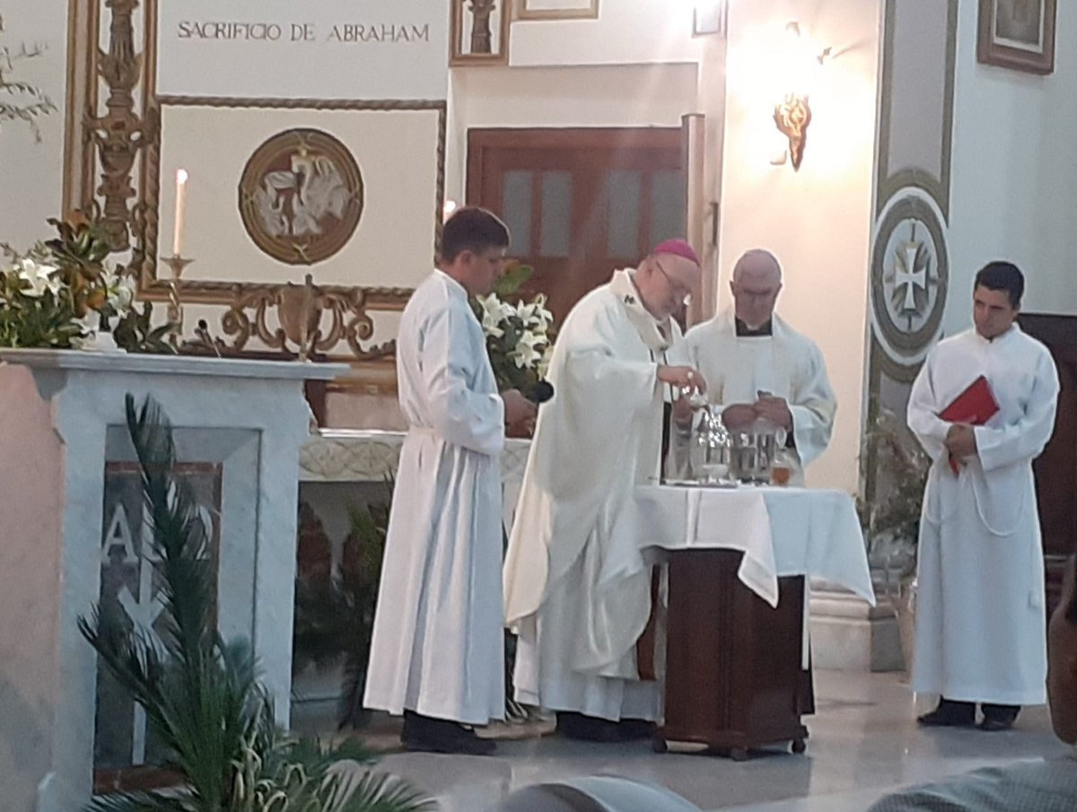 #BahíaBlanca En la Misa Crismal, Mons. Azpiroz pidió que Dios 'nos abra a la entrega, a una generosa alegría' ow.ly/CR8Q50R4XXC <a href="/arquidiocesisbb/">arquidiocesisbb</a>