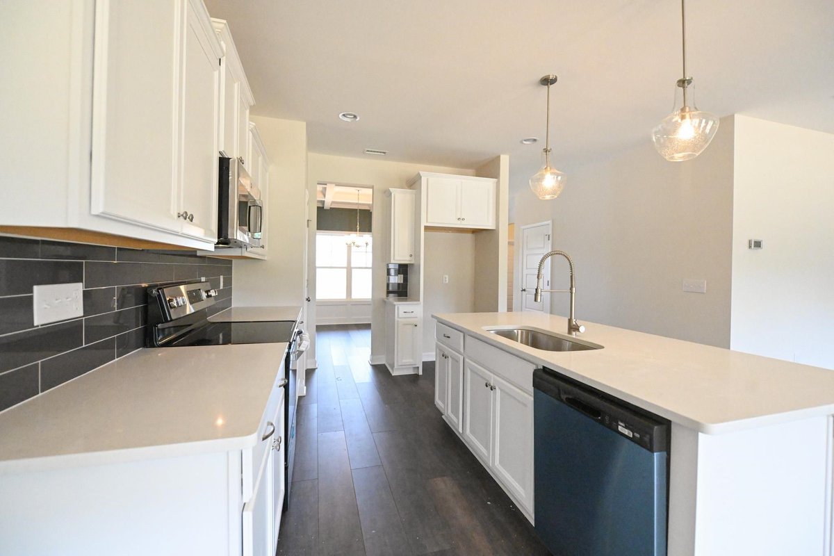 jsjbuilders's tweet image. Don't miss this opportunity in Langdon Ridge! With quartz countertops, a stylish kitchen, and a cozy covered porch, this home is designed for easy living and entertaining! Learn more here: jsjbuildersnc.com/New-Home-For-S… #JSJBuilders #AngierNC #LangdonRidge