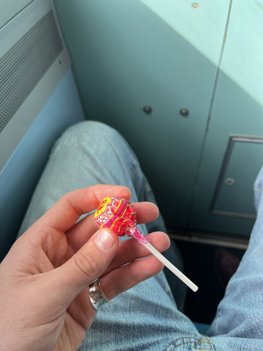 grahamelijahb's tweet photo. I have been trying to open this sucker for the past fifteen fucking minutes. Why won’t it open!? https://t.co/IDVlw3kW1q