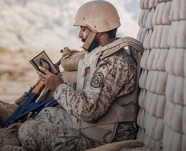 لأبطالنا الشجعان على حدود الوطن
تمتد القلوب والأيدي بالدعوات الصادقة في هذا الشهر الفضيل
فاللهم أيدهم بنصرك 
واحفظهم من بين أيديهم ومن خلفهم

وارحم اللهم موتانا واشف مرضانا
واجعل وطننا آمنًا مطمئنًا 🙏🏼🇸🇦