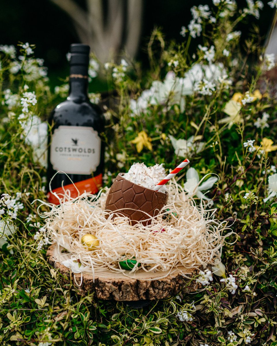 Cotswoldistill's tweet photo. Happy Bank Holiday & Easter! π£ Mix up our COTSWOLDS EASTER EGG cocktail: 25ml Cream Liqueur, 25ml crΓ¨me de cacao, 25ml Single Malt, 25ml cream. Shake with ice, strain into a glass, top with chocolate shavings.
#EasterCocktail #CotswoldsDistillery https://t.co/pUKBy8qkx0