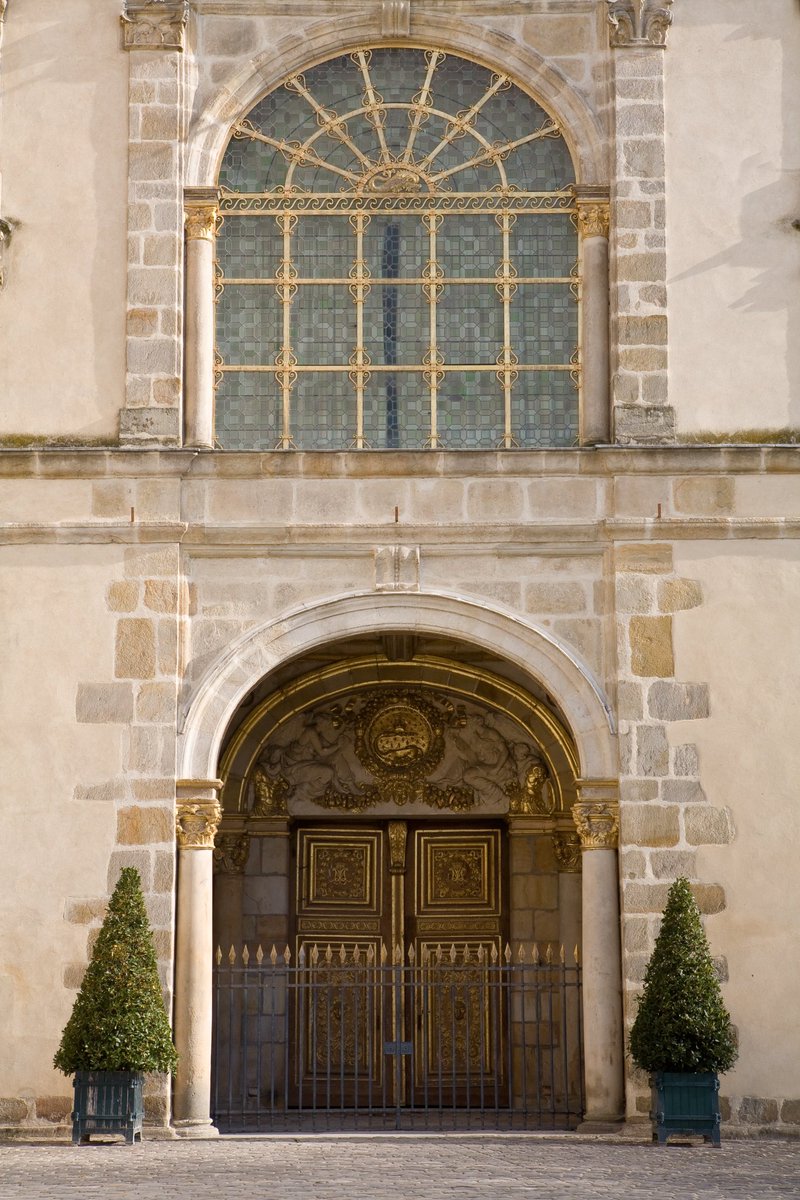 LE SAVIEZ-VOUS ? | La #portedorée était la première entrée du palais au XVIe siècle. Ouvrant directement sur la forêt, cette porte somptueuse fut érigée à la gloire de #FrançoisIer.   Porte dorée avant restauration © Sophie Lloyd #chateaudefontainebleau