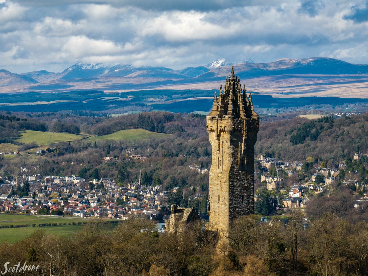 The Wallace Monument today with Bridge of Allan in the background 😍🏴󠁧󠁢󠁳󠁣󠁴󠁿 #williamwallace #stirling #visitstirling #scotland #visitscotland #braveheart #bridgeofallan