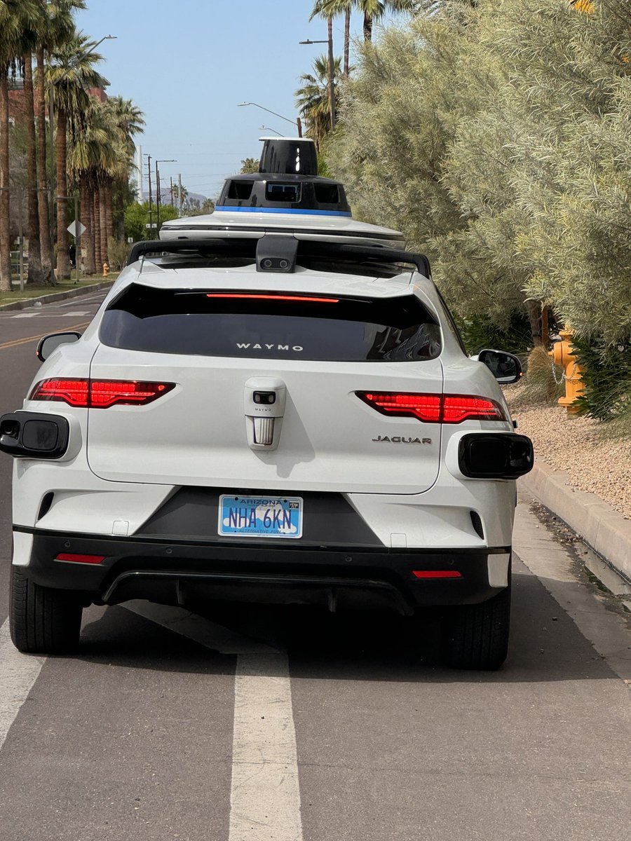 Hey @Waymo can you please reprogram your cars to not park in the bike lanes for pickup and drop off. 
@StreetsPHX if we had physical protection for 3rd ave south of Roosevelt this wouldn’t be a problem. #visionzero #bikelanes