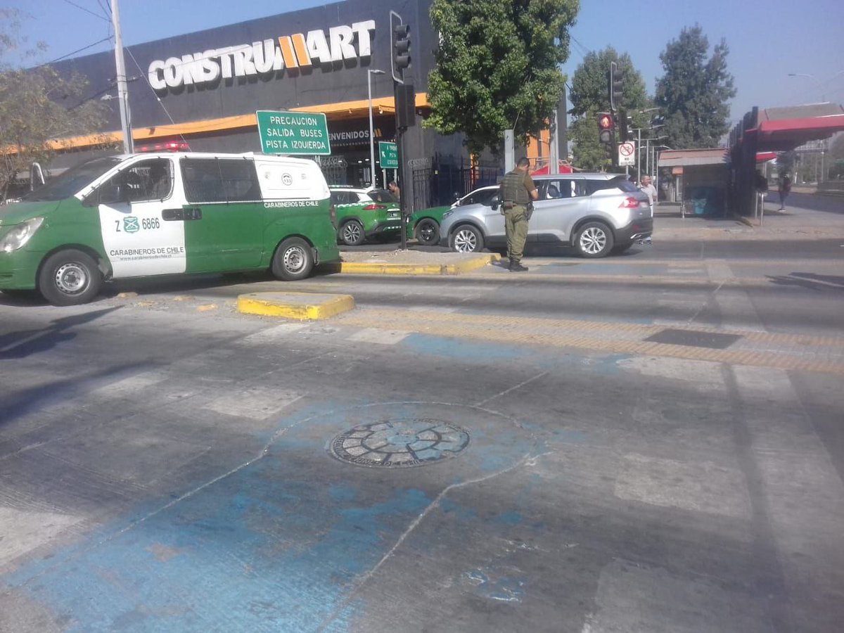 Murosyresisten's tweet photo. [HACE MINUTOS] Los pacos mantienen cortado el transito en Av Alameda con Las Rejas,  impidiendo el tránsito hacia acto conmemoración de Día de las y los Jóvenes Combatientes. 

Vía RVF

#29demarzo #diadeljovencombatiente #DiaDelJovenCombatiente @rvfradiopopular #capuchainforma #murosyresistencia