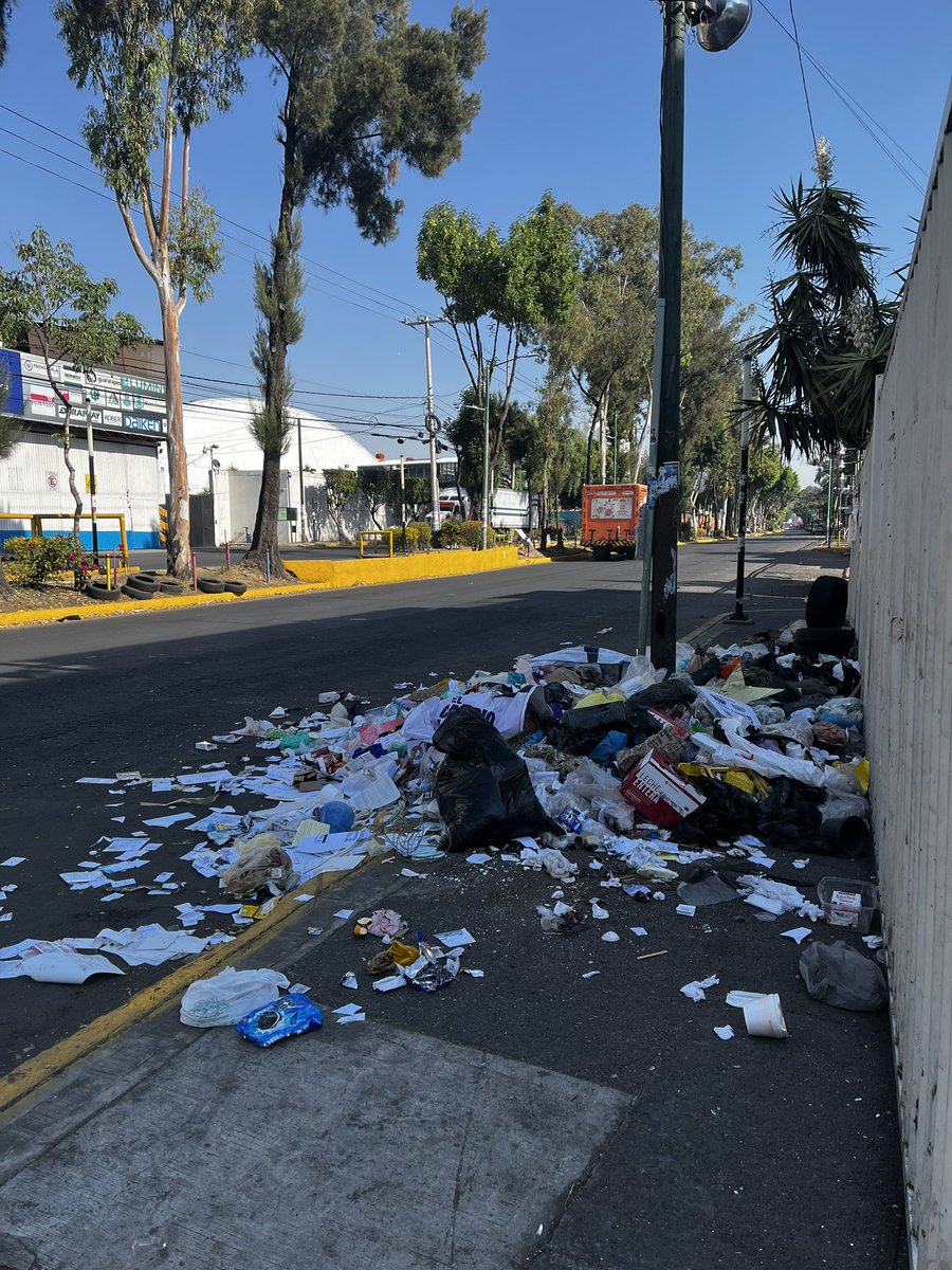 SoFrance15's tweet photo. @Alc_Iztapalapa @ClaraBrugadaM @SSC_CDMX Buenos días, en dónde puedo solicitar un camión de basura que venga a recoger esta basura que dejaron afuera de una Unidad Habitacional. @SSaludCdMx San Lorenzo 41, Unidad Habitacional Bellavista https://t.co/RUS3t5WpnK