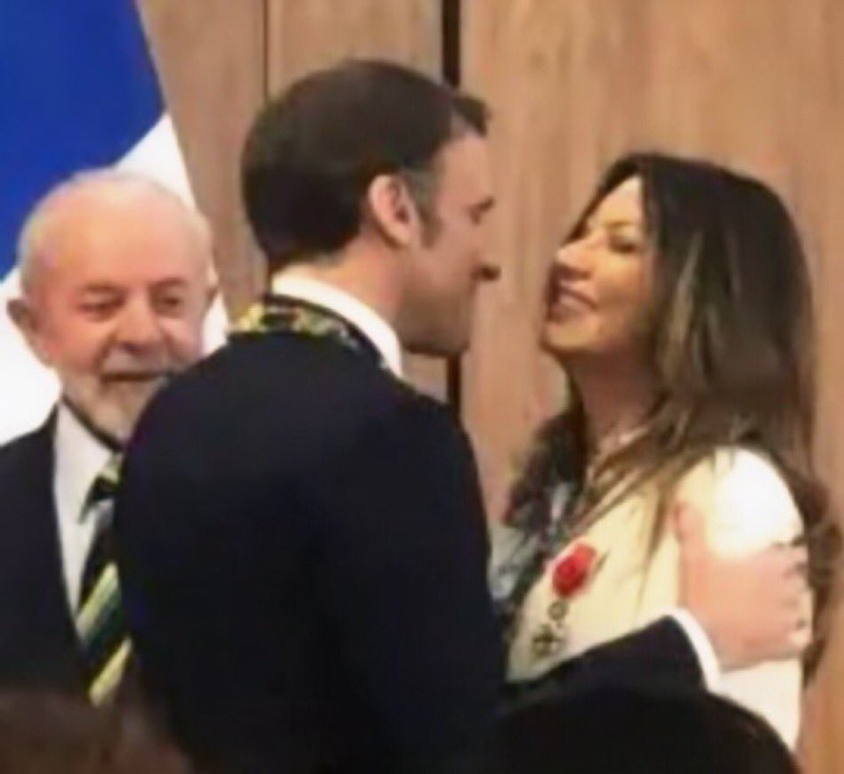 haasoliviercha1's tweet photo. Monsieur le Président de la République, vous avez décoré la femme du President Lula officier de la Légion d’Honneur pour des raisons bien précises ! 
Qu’a-t-elle donc fait mériter un tel titre honorifique ? https://t.co/Ziyr2Gq0a5