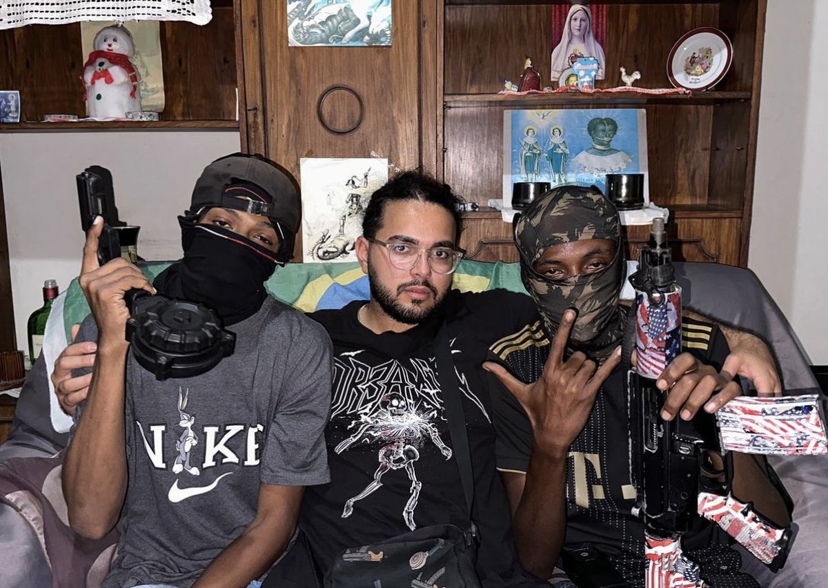 therealbuni's tweet image. El youtuber  "your fellow arab" viajo a Haití para entrevistar a barbecue, el líder de la banda canibal que tumbo al gobierno 

Lo secuestraron y ahora estan pidiendo $600,000 dolares para liberarlo o se lo van a comer