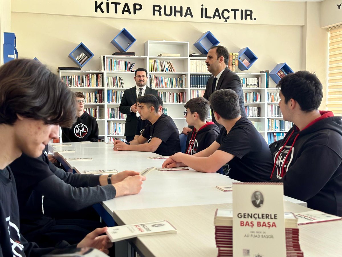 Kaymakamız Erdoğan Turan Ermiş ve İlçe Milli Eğitim Müdürü İbrahim Hakkı Damat; İstanbul Valiliğimizce öğrencilerimize hediye edilen, Ord.Prof.Dr. Ali Fuad Başgil'in kaleme aldığı "Gençlerle Baş Başa" kitabının dağıtımını gerçekleştirdiler.