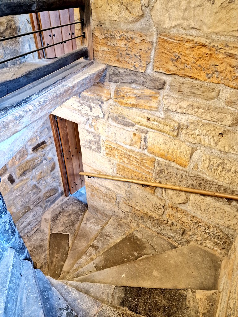 I am really impressed by the two year restoration of the 553 year old Provand's Lordship, Glasgow's oldest house, led by @MrAbercrombie of @johngilbertarch. The new lime harling might have surprised people, but it was how it would have originally appeared before the 19th century
