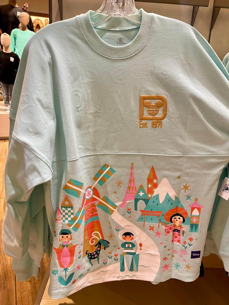 It’s a Small World Spirit Jersey spotted at Disney Springs! Go get it!!! (& one for me 😍)
#disney #disneyworld #disneysprings #spiritjersey #itsasmallworld #wdw #cute