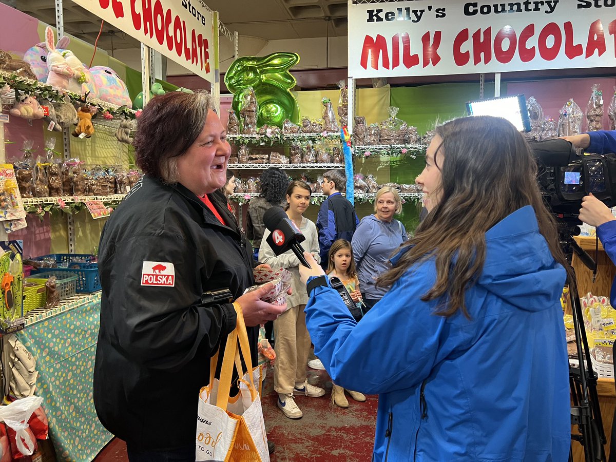 MRCarozzolo's tweet photo. It’s the busiest day of the year at the Broadway Market, Good Friday! I was lucky to take fun field trip out of the studio today to field produce and practice reporting. Hoppy Easter!🐰 https://t.co/H254NpmPUQ